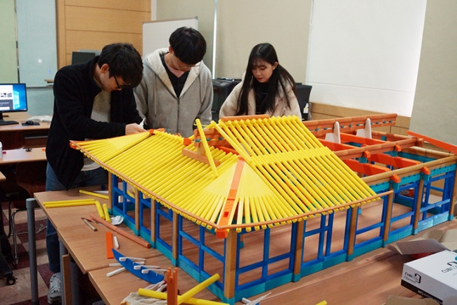 1544401860-4.jpg